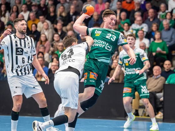 Ole Pregler Frisch Auf Goeppingen, 23 in duel with Nikola Bilyk THW Kiel, 53 , Frisch Auf Goeppingen vs THW Kiel, Handball, 1 Bundesliga, Men, Season 2025 2026, 21 02 2026, Frisch Auf Goeppingen vs THW Kiel, Handball, 1 Bundesliga, Men, Season 2025 2026, 21 02 2026 Goeppingen Copyright: xEibner-Pressefoto MichaelxSchmidx EP_MST