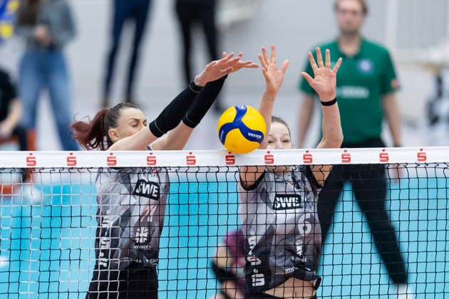 1 Volleyball Bundesliga Women Schwarz Weiss Erfurt vs Ladies in Black Aachen Erfurt 21 02 2026 Isabel Kova i 11 Schwarz Weiss Erfurt left and Lena Linke 6 Schwarz Weiss Erfurt right 1 Volleyball Bundesliga Women Schwarz Weiss Erfurt vs Ladies in Black Aachen Riethsporthalle Erfurt 21 02 2026 Copyright: xBEAUTIFULxSPORTS Duehringx