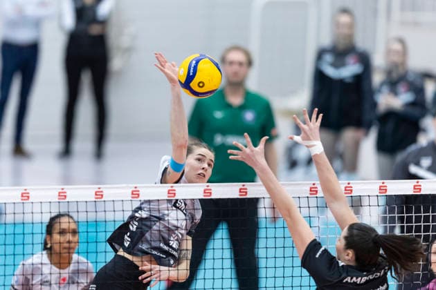 1 Volleyball Bundesliga Women Schwarz Weiss Erfurt vs Ladies in Black Aachen Erfurt 21 02 2026 Elizabeth Sandbothe 2 Schwarz Weiss Erfurt vs Lea Ambrosius 18 Ladies in Black Aachen 1 Volleyball Bundesliga Women Schwarz Weiss Erfurt vs Ladies in Black Aachen Riethsporthalle Erfurt 21 02 2026 Copyright: xBEAUTIFULxSPORTS Duehringx