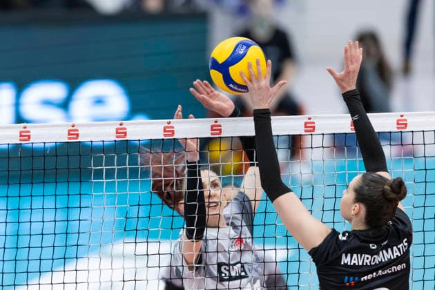1 Volleyball Bundesliga Women Schwarz Weiss Erfurt vs Ladies in Black Aachen Erfurt 21 02 2026 Isabel Kova i 11 Schwarz Weiss Erfurt vs Zoi Mavrommatis 8 Ladies in Black Aachen 1 Volleyball Bundesliga Women Schwarz Weiss Erfurt vs Ladies in Black Aachen Riethsporthalle Erfurt 21 02 2026 Copyright: xBEAUTIFULxSPORTS Duehringx