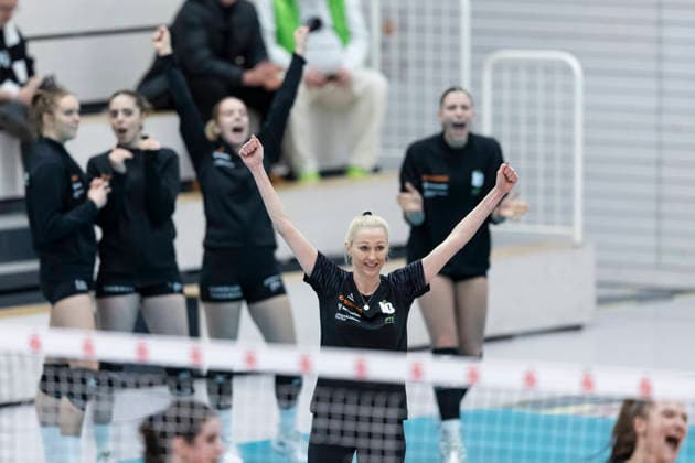 1 Volleyball Bundesliga Women Schwarz Weiss Erfurt vs Ladies in Black Aachen Erfurt 21 02 2026 Cheers, Mareike Hindriksen Coach Ladies in Black Aachen 1 Volleyball Bundesliga Women Schwarz Weiss Erfurt vs Ladies in Black Aachen Riethsporthalle Erfurt 21 02 2026 Copyright: xBEAUTIFULxSPORTS Duehringx