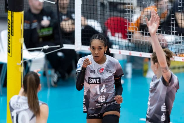 1 Volleyball Bundesliga Women Schwarz Weiss Erfurt vs Ladies in Black Aachen Erfurt 21 02 2026 Cheering, Alianza Darley 14 Schwarz Weiss Erfurt with Kinga Szücs 10 Schwarz Weiss Erfurt left and Elizabeth Sandbothe 2 Schwarz Weiss Erfurt right 1 Volleyball Bundesliga Women Schwarz Weiss Erfurt vs Ladies in Black Aachen Riethsporthalle Erfurt 21 02 2026 Copyright: xBEAUTIFULxSPORTS Duehringx