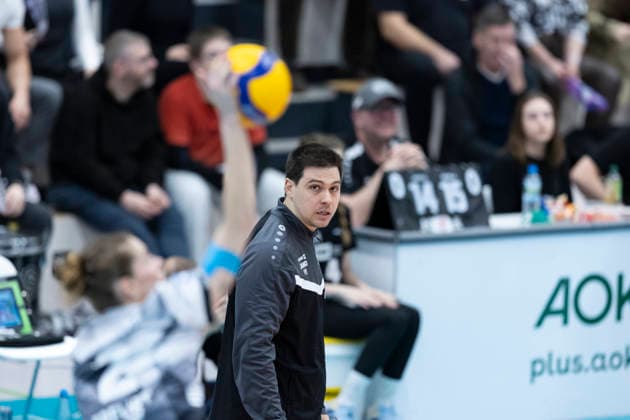 1 Volleyball Bundesliga Women Schwarz Weiss Erfurt vs Ladies in Black Aachen Erfurt 21 02 2026 Paplo Sánchez Coach Schwarz Weiss Erfurt watches Elizabeth Sandbothe 2 Schwarz Weiss Erfurt 1 Volleyball Bundesliga Women Schwarz Weiss Erfurt vs Ladies in Black Aachen Riethsporthalle Erfurt 21 02 2026 Copyright: xBEAUTIFULxSPORTS Duehringx