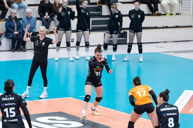 1 Volleyball Bundesliga Women Schwarz Weiss Erfurt vs Ladies in Black Aachen Erfurt 21 02 2026 Cheering, Mareike Hindriksen coach Ladies in Black Aachen left, Tsvetelina Ilieva 11 Ladies in Black Aachen center and Kacey Jost 17 Ladies in Black Aachen 1 Volleyball Bundesliga Women Schwarz Weiss Erfurt vs Ladies in Black Aachen Riethsporthalle Erfurt 21 02 2026 Copyright: xBEAUTIFULxSPORTS Duehringx