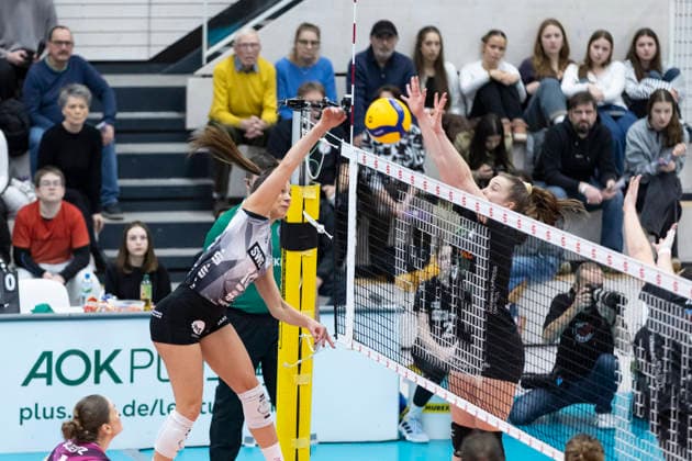 1 Volleyball Bundesliga Women Schwarz Weiss Erfurt vs Ladies in Black Aachen Erfurt 21 02 2026 Kinga Szücs 10 Schwarz Weiss Erfurt vs Corina Glaab 5 Ladies in Black Aachen 1 Volleyball Bundesliga Women Schwarz Weiss Erfurt vs Ladies in Black Aachen Riethsporthalle Erfurt 21 02 2026 Copyright: xBEAUTIFULxSPORTS Duehringx