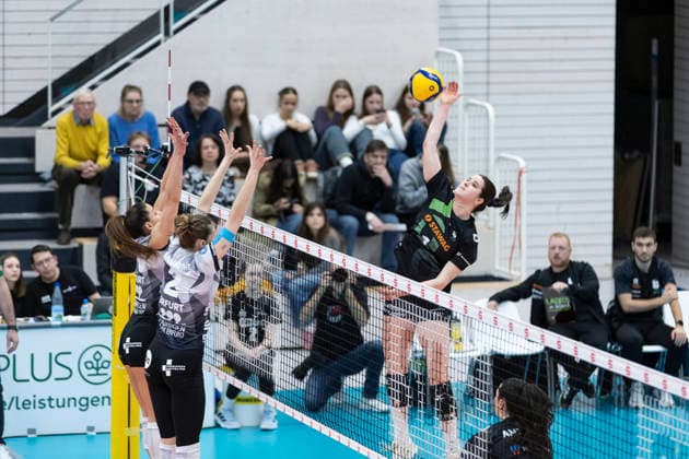 1 Volleyball Bundesliga Women Schwarz Weiss Erfurt vs Ladies in Black Aachen Erfurt 21 02 2026 Celine Jebens 1 Ladies in Black Aachen vs Kinga Szücs 10 Schwarz Weiss Erfurt top and Elizabeth Sandbothe 2 Schwarz Weiss Erfurt front 1 Volleyball Bundesliga Women Schwarz Weiss Erfurt vs Ladies in Black Aachen Riethsporthalle Erfurt 21 02 2026 Copyright: xBEAUTIFULxSPORTS Duehringx