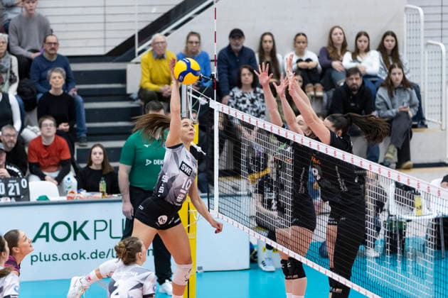 1 Volleyball Bundesliga Women Schwarz Weiss Erfurt vs Ladies in Black Aachen Erfurt 21 02 2026 Kinga Szücs 10 Schwarz Weiss Erfurt vs Corina Glaab 5 Ladies in Black Aachen center and Lea Ambrosius 18 Ladies in Black Aachen right 1 Volleyball Bundesliga Women Schwarz Weiss Erfurt vs Ladies in Black Aachen Riethsporthalle Erfurt 21 02 2026 Copyright: xBEAUTIFULxSPORTS Duehringx