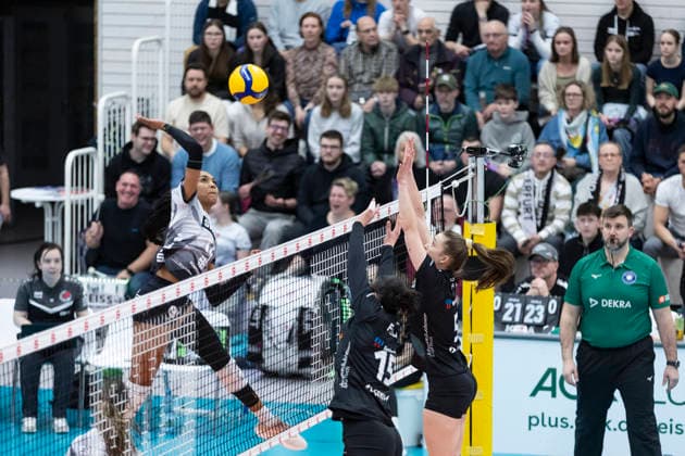 1 Volleyball Bundesliga Women Schwarz Weiss Erfurt vs Ladies in Black Aachen Erfurt 21 02 2026 Alianza Darley 14 Schwarz Weiss Erfurt vs Sophia Fallah 15 Ladies in Black Aachen front and Corina Glaab 5 Ladies in Black Aachen top 1 Volleyball Bundesliga Women Schwarz Weiss Erfurt vs Ladies in Black Aachen Riethsporthalle Erfurt 21 02 2026 Copyright: xBEAUTIFULxSPORTS Duehringx