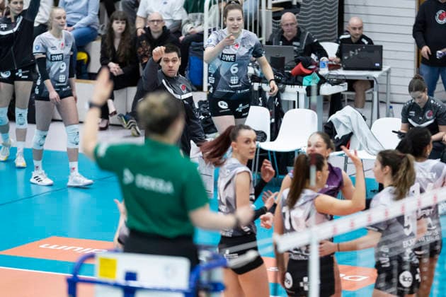 1 Volleyball Bundesliga Women Schwarz Weiss Erfurt vs Ladies in Black Aachen Erfurt 21 02 2026 Paplo Sánchez Coach Schwarz Weiss Erfurt top left with team 1 Volleyball Bundesliga Women Schwarz Weiss Erfurt vs Ladies in Black Aachen Riethsporthalle Erfurt 21 02 2026 Copyright: xBEAUTIFULxSPORTS Duehringx