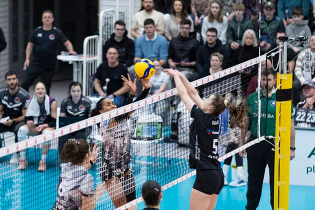 1 Volleyball Bundesliga Women Schwarz Weiss Erfurt vs Ladies in Black Aachen Erfurt 21 02 2026 Alianza Darley 14 Schwarz Weiss Erfurt vs Corina Glaab 5 Ladies in Black Aachen 1 Volleyball Bundesliga Women Schwarz Weiss Erfurt vs Ladies in Black Aachen Riethsporthalle Erfurt 21 02 2026 Copyright: xBEAUTIFULxSPORTS Duehringx