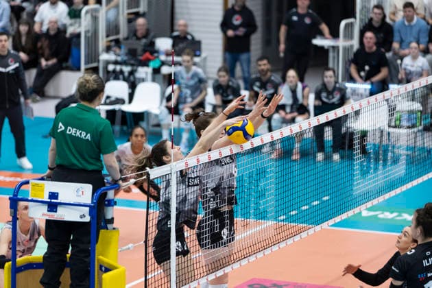 1 Volleyball Bundesliga Women Schwarz Weiss Erfurt vs Ladies in Black Aachen Erfurt 21 02 2026 Emilie Respaut 5 Schwarz Weiss Erfurt left and Lena Linke 6 Schwarz Weiss Erfurt right 1 Volleyball Bundesliga Women Schwarz Weiss Erfurt vs Ladies in Black Aachen Riethsporthalle Erfurt 21 02 2026 Copyright: xBEAUTIFULxSPORTS Duehringx