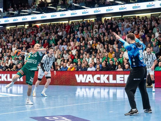 Marcel Schiller Frisch Auf Goeppingen, 24 in the seven-meter duel against Andreas Wolff THW Kiel, 33 , Frisch Auf Goeppingen vs THW Kiel, Handball, 1 Bundesliga, Men, Season 2025 2026, 21 02 2026, Frisch Auf Goeppingen vs THW Kiel, Handball, 1 Bundesliga, Men, Season 2025 2026, 21 02 2026 Goeppingen Copyright: xEibner-Pressefoto MichaelxSchmidx EP_MST