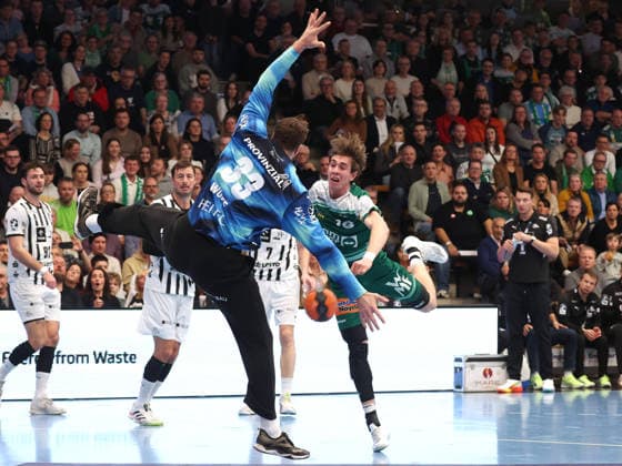 21 02 2026, Germany, Göppingen, Handball DAIKIN HBL, FRISCH AUF Göppingen vs THW Kiel, f l Andreas Wolff THW , Fynn Hofele FAG