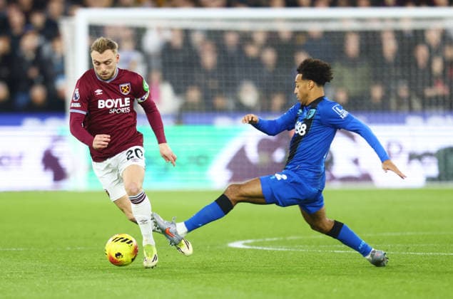 West Ham United v Bournemouth, English Premier League, The London Stadium, London, UK - 21 02 2026 Jarrod Bowen of West Ham United slips past Tyler Adams of Bournemouth during the Premier League game at the London Stadium London The London Stadium London GBR, UK NEWSPAPERS OUT Copyright: xMarkxGreenwoodx