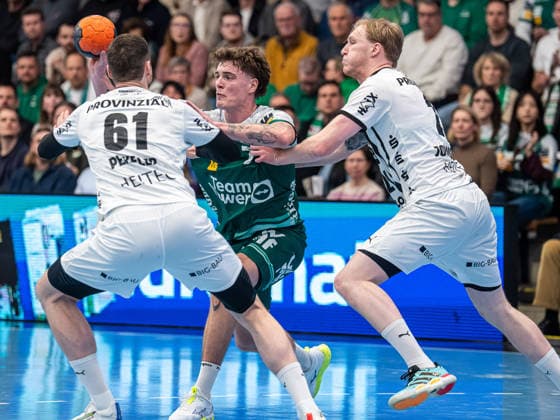 Victor Kloeve Frisch Auf Goeppingen, 07 in duel with Hendrik Pekeler THW Kiel, 61 and Eric Johansson THW Kiel, 21 , Frisch Auf Goeppingen vs THW Kiel, Handball, 1 Bundesliga, Men, Season 2025 2026, 21 02 2026, Frisch Auf Goeppingen vs THW Kiel, Handball, 1 Bundesliga, Men, Season 2025 2026, 21 02 2026 Goeppingen Copyright: xEibner-Pressefoto MichaelxSchmidx EP_MST