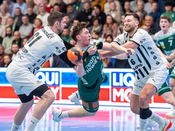Ole Pregler Frisch Auf Goeppingen, 23 in duel with Hendrik Pekeler THW Kiel, 61 and Harald Reinkind THW Kiel, 06 , Frisch Auf Goeppingen vs THW Kiel, Handball, 1 Bundesliga, Men, Season 2025 2026, 21 02 2026, Frisch Auf Goeppingen vs THW Kiel, Handball, 1 Bundesliga, Men, Season 2025 2026, 21 02 2026 Goeppingen Copyright: xEibner-Pressefoto MichaelxSchmidx EP_MST