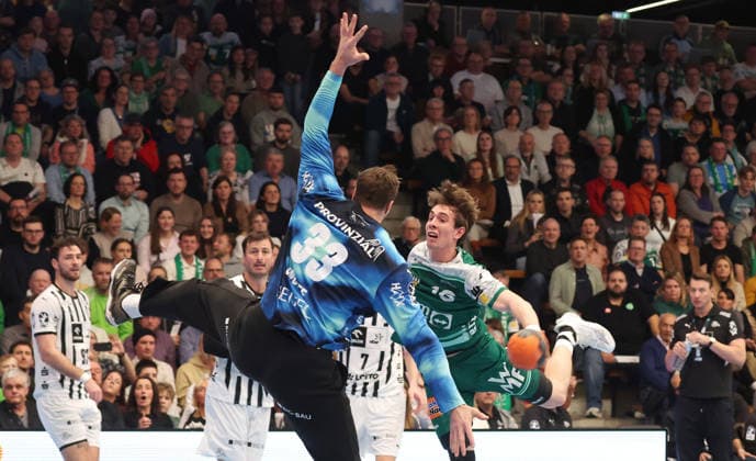 21 02 2026, Germany, Göppingen, Handball DAIKIN HBL, FRISCH AUF Göppingen vs THW Kiel, f l Andreas Wolff THW , Fynn Hofele FAG
