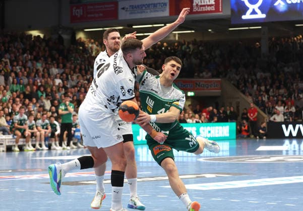 21 02 2026, Germany, Göppingen, Handball DAIKIN HBL, FRISCH AUF Göppingen vs THW Kiel, f l Hendrik Pekeler THW , Harald Reinkind THW , Elias Newel FAG
