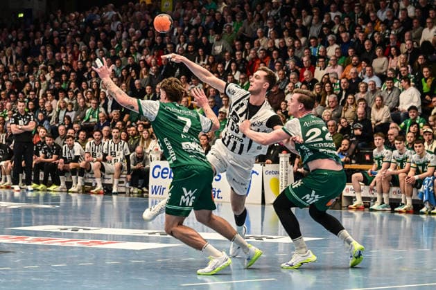 DAIKIN Handball Bundesliga Frisch Auf Göppingen THW Kiel Göppingen, 21 02 2026 Nikola Bilyk THW Kiel, 53 in the circle and Victor Klöve Frisch Auf Göppingen, 7 and Erik Persson Frisch Auf Göppingen, 22 in defense Göppingen, 21 02 2026 22 Matchday of the DAIKIN Handball Bundesliga, Frisch Auf Göppingen THW Kiel, EWS Arena, Göppingen Copyright: xBEAUTIFULxSPORTS Märklx
