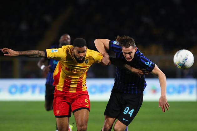 Jamil Siebert of US Lecce and Francesco Pio Esposito of FC Internazionale Milano compete for the ball during the serie A match between US Lecce and FC Internazionale Milano at Ettore Giardiniero - Via del Mare stadium in Lecce (Italy), February 21, 2026. massimilianoxcarnabuci