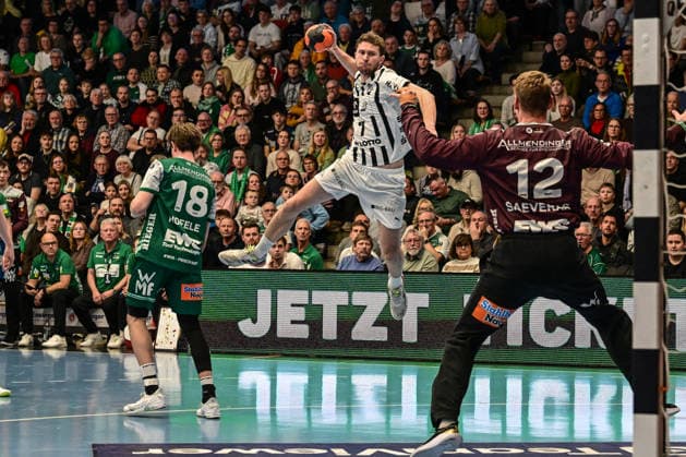 DAIKIN Handball Bundesliga Frisch Auf Göppingen THW Kiel Göppingen, 21 02 2026 Magnus Landin Jacobsen THW Kiel, 7 on goal against Kristian Saveras Frisch Auf Göppingen, 12 Göppingen, 21 02 2026 22 Matchday of the DAIKIN Handball Bundesliga, Frisch Auf Göppingen THW Kiel, EWS Arena, Göppingen Copyright: xBEAUTIFULxSPORTS Märklx