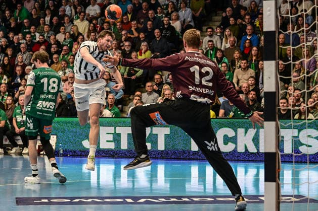 DAIKIN Handball Bundesliga Frisch Auf Göppingen THW Kiel Göppingen, 21 02 2026 Magnus Landin Jacobsen THW Kiel, 7 makes the goal against Kristian Saveras Frisch Auf Göppingen, 12 Göppingen, 21 02 2026 22 Matchday of the DAIKIN Handball Bundesliga, Frisch Auf Göppingen THW Kiel, EWS Arena, Göppingen Copyright: xBEAUTIFULxSPORTS Märklx