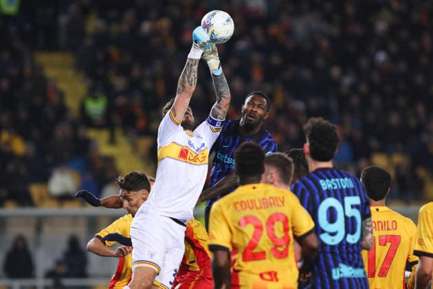 Wladimiro Falcone of US Lecce and Marcus Thuram of FC Internazionale Milano compete for the ball during the serie A match between US Lecce and FC Internazionale Milano at Ettore Giardiniero - Via del Mare stadium in Lecce (Italy), February 21, 2026. massimilianoxcarnabuci
