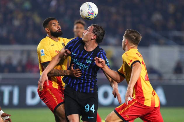 Jamil Siebert of US Lecce and Francesco Pio Esposito of FC Internazionale Milano compete for the ball during the serie A match between US Lecce and FC Internazionale Milano at Ettore Giardiniero - Via del Mare stadium in Lecce (Italy), February 21, 2026. massimilianoxcarnabuci