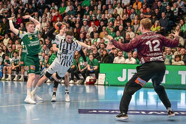 DAIKIN Handball Bundesliga Frisch Auf Göppingen THW Kiel Göppingen, 21 02 2026 Hendrik Pekeler THW Kiel, 61 on a jump shot against Kristian Saveras Frisch Auf Göppingen, 12 Göppingen, 21 02 2026 22 Matchday of the DAIKIN Handball Bundesliga, Frisch Auf Göppingen THW Kiel, EWS Arena, Göppingen Copyright: xBEAUTIFULxSPORTS Märklx