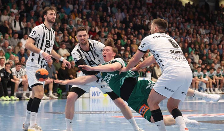 21 02 2026, Germany, Göppingen, Handball DAIKIN HBL, FRISCH AUF Göppingen vs THW Kiel, f l Hendrik Pekeler THW , Ole Pregler FAG , Harald Reinkind THW
