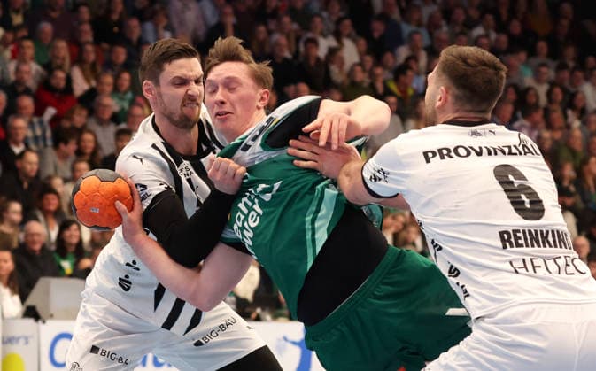 21 02 2026, Germany, Göppingen, Handball DAIKIN HBL, FRISCH AUF Göppingen vs THW Kiel, f l Hendrik Pekeler THW , Ole Pregler FAG , Harald Reinkind THW