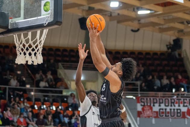 Patrick Emilien Tigers Tuebingen, 15 moves to the basket Ricardo Lynch Bayer Giants Leverkusen, 11 Bayer Giants Leverkusen vs Tigers Tuebingen, Basketball, Barmer 2 Basketballbundesliga, 24 Matchday, Season 2025 2026, 21 02 2026 Bayer Giants Leverkusen vs Tigers Tuebingen, Basketball, Barmer 2 Basketballbundesliga, Pro A, 24 Matchday, Season 2025 2026, 21 02 2026 Leverkusen Copyright: xEibner-Pressefoto ThomasxHaeslerx EP_THR