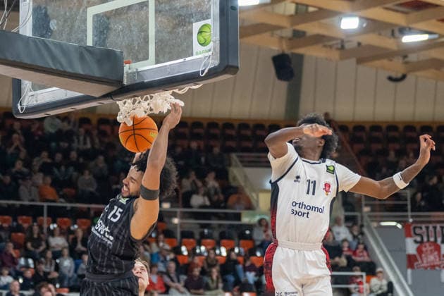 Patrick Emilien Tigers Tuebingen, 15 with a smashing dunk Ricardo Lynch Bayer Giants Leverkusen, 11 Bayer Giants Leverkusen vs Tigers Tuebingen, Basketball, Barmer 2 Basketballbundesliga, 24 Matchday, Season 2025 2026, 21 02 2026 Bayer Giants Leverkusen vs Tigers Tuebingen, Basketball, Barmer 2 Basketballbundesliga, Pro A, 24 Matchday, Season 2025 2026, 21 02 2026 Leverkusen Copyright: xEibner-Pressefoto ThomasxHaeslerx EP_THR