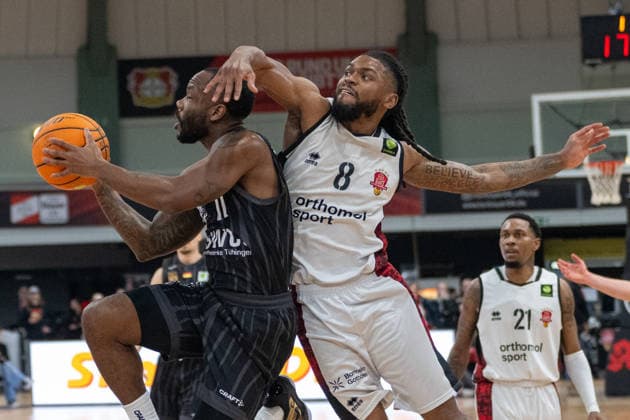 duel between Jordan Johnson Tigers Tuebingen, 11 and Kobe Langley Bayer Giants Leverkusen, 08 Bayer Giants Leverkusen vs Tigers Tuebingen, Basketball, Barmer 2 Basketballbundesliga, 24 Matchday, Season 2025 2026, 21 02 2026 Bayer Giants Leverkusen vs Tigers Tuebingen, Basketball, Barmer 2 Basketballbundesliga, Pro A, 24 Matchday, Season 2025 2026, 21 02 2026 Leverkusen Copyright: xEibner-Pressefoto ThomasxHaeslerx EP_THR