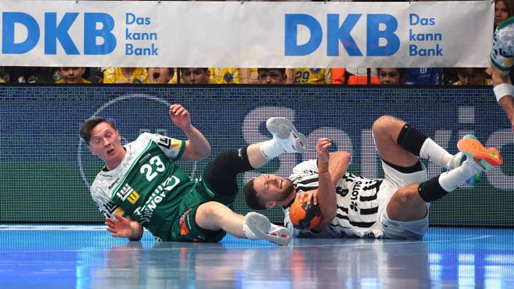 21 02 2026, Germany, Göppingen, Handball DAIKIN HBL, FRISCH AUF Göppingen vs THW Kiel, f l Ole Pregler FAG , Harald Reinkind THW