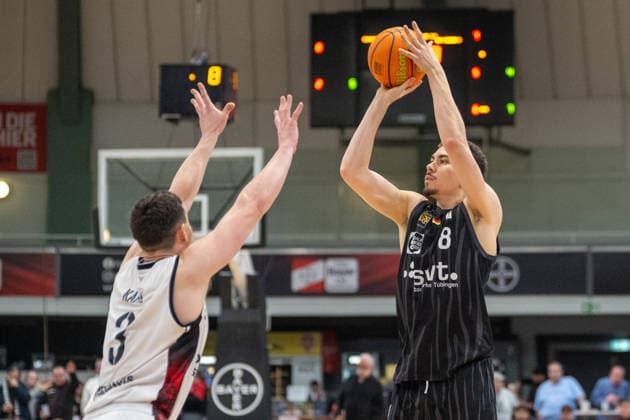 Duel between Luca Kahl Bayer Giants Leverkusen, 03 and Felix Edwardsson Tigers Tuebingen, 08 Bayer Giants Leverkusen vs Tigers Tuebingen, Basketball, Barmer 2 Basketballbundesliga, 24 Matchday, Season 2025 2026, 21 02 2026 Bayer Giants Leverkusen vs Tigers Tuebingen, Basketball, Barmer 2 Basketballbundesliga, Pro A, 24 Matchday, Season 2025 2026, 21 02 2026 Leverkusen Copyright: xEibner-Pressefoto ThomasxHaeslerx EP_THR