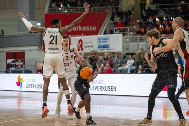 Jordan Johnson Tigers Tuebingen, 11 passes the ball to John Williams Jr Bayer Giants Leverkusen, 21 Bayer Giants Leverkusen vs Tigers Tuebingen, Basketball, Barmer 2 Basketballbundesliga, 24 Matchday, Season 2025 2026, 21 02 2026 Bayer Giants Leverkusen vs Tigers Tuebingen, Basketball, Barmer 2 Basketballbundesliga, Pro A, 24 Matchday, Season 2025 2026, 21 02 2026 Leverkusen Copyright: xEibner-Pressefoto ThomasxHaeslerx EP_THR