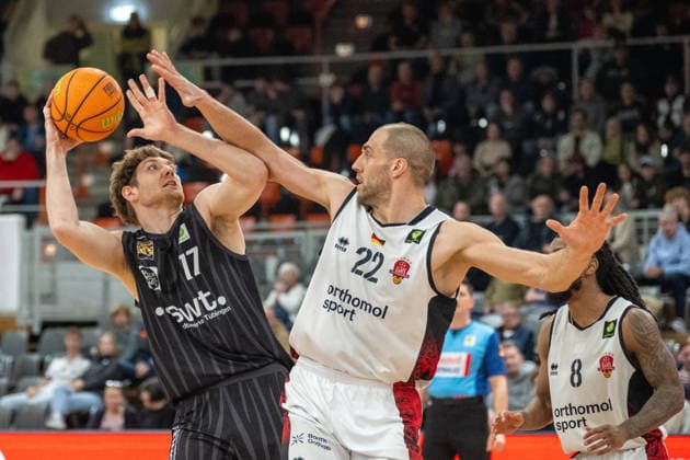 duel between Lukas Max Millner Tigers Tuebingen, 17 and Dennis Heinzmann Bayer Giants Leverkusen, 22 Bayer Giants Leverkusen vs Tigers Tuebingen, Basketball, Barmer 2 Basketballbundesliga, 24 Matchday, Season 2025 2026, 21 02 2026 Bayer Giants Leverkusen vs Tigers Tuebingen, Basketball, Barmer 2 Basketballbundesliga, Pro A, 24 Matchday, Season 2025 2026, 21 02 2026 Leverkusen Copyright: xEibner-Pressefoto ThomasxHaeslerx EP_THR