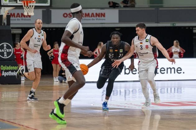 duel between Melkisedek Moreaux Tigers Tuebingen, 23 and Luca Kahl Bayer Giants Leverkusen, 03 Bayer Giants Leverkusen vs Tigers Tuebingen, Basketball, Barmer 2 Basketballbundesliga, 24 Matchday, Season 2025 2026, 21 02 2026 Bayer Giants Leverkusen vs Tigers Tuebingen, Basketball, Barmer 2 Basketballbundesliga, Pro A, 24 Matchday, Season 2025 2026, 21 02 2026 Leverkusen Copyright: xEibner-Pressefoto ThomasxHaeslerx EP_THR