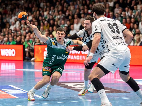 Elias Newel Frisch Auf Goeppingen, 40 in duel with Hendrik Pekeler THW Kiel, 61 , Frisch Auf Goeppingen vs THW Kiel, Handball, 1 Bundesliga, Men, Season 2025 2026, 21 02 2026, Frisch Auf Goeppingen vs THW Kiel, Handball, 1 Bundesliga, Men, Season 2025 2026, 21 02 2026 Goeppingen Copyright: xEibner-Pressefoto MichaelxSchmidx EP_MST