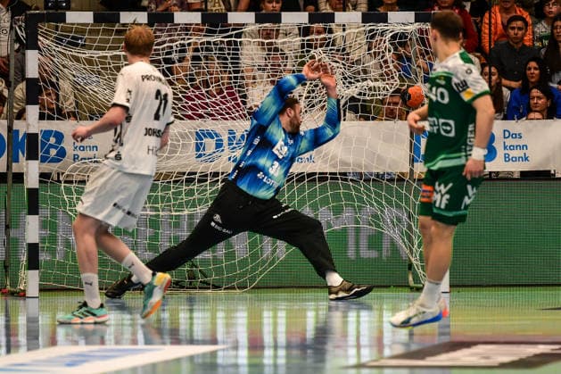DAIKIN Handball Bundesliga Frisch Auf Göppingen THW Kiel Göppingen, 21 02 2026 Elias Newel Frisch Auf Göppingen, 40 makes the goal against Andreas Wolff THW Kiel, 33 Göppingen, 21 02 2026 22 Matchday of the DAIKIN Handball Bundesliga, Frisch Auf Göppingen THW Kiel, EWS Arena, Göppingen Copyright: xBEAUTIFULxSPORTS Märklx