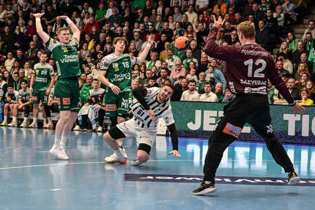 DAIKIN Handball Bundesliga Frisch Auf Göppingen THW Kiel Göppingen, 21 02 2026 Hendrik Pekeler THW Kiel, 61 against Kristian Saveras Frisch Auf Göppingen, 12 Göppingen, 21 02 2026 22 Matchday of the DAIKIN Handball Bundesliga, Frisch Auf Göppingen THW Kiel, EWS Arena, Göppingen Copyright: xBEAUTIFULxSPORTS Märklx