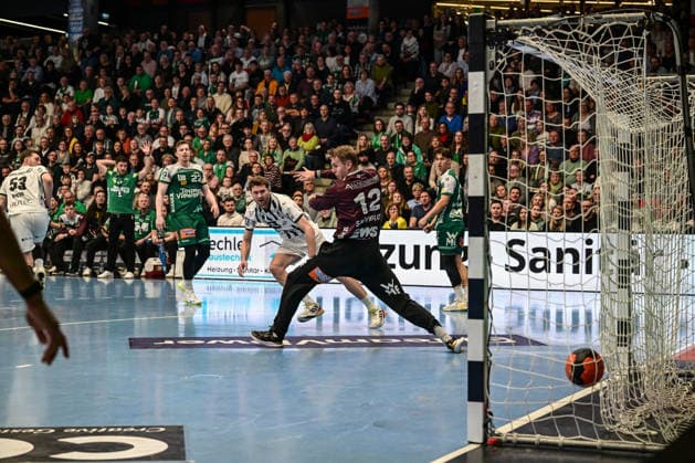 DAIKIN Handball Bundesliga Frisch Auf Göppingen THW Kiel Göppingen, 21 02 2026 Magnus Landin Jacobsen THW Kiel, 7 overcomes Kristian Saveras Frisch Auf Göppingen, 12 Göppingen, 21 02 2026 22 Matchday of the DAIKIN Handball Bundesliga, Frisch Auf Göppingen THW Kiel, EWS Arena, Göppingen Copyright: xBEAUTIFULxSPORTS Märklx