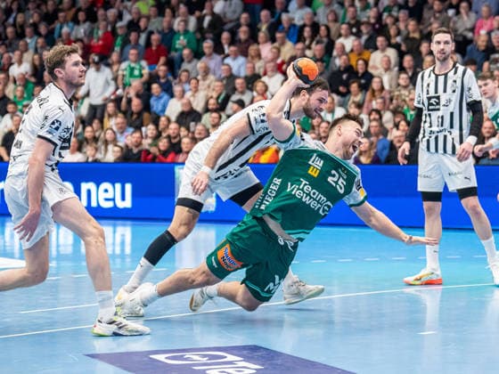 Ludvig Jurmala Astroem Frisch Auf Goeppingen, 25 gets the ball in front of Veron Nacinovic THW Kiel, 93 , Frisch Auf Goeppingen vs THW Kiel, Handball, 1 Bundesliga, Men, Season 2025 2026, 21 02 2026, Frisch Auf Goeppingen vs THW Kiel, Handball, 1 Bundesliga, Men, Season 2025 2026, 21 02 2026 Goeppingen Copyright: xEibner-Pressefoto MichaelxSchmidx EP_MST