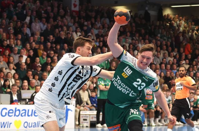 21 02 2026, Germany, Göppingen, Handball DAIKIN HBL, FRISCH AUF Göppingen vs THW Kiel, f l Nikola Bilyk THW , Ole Pregler FAG