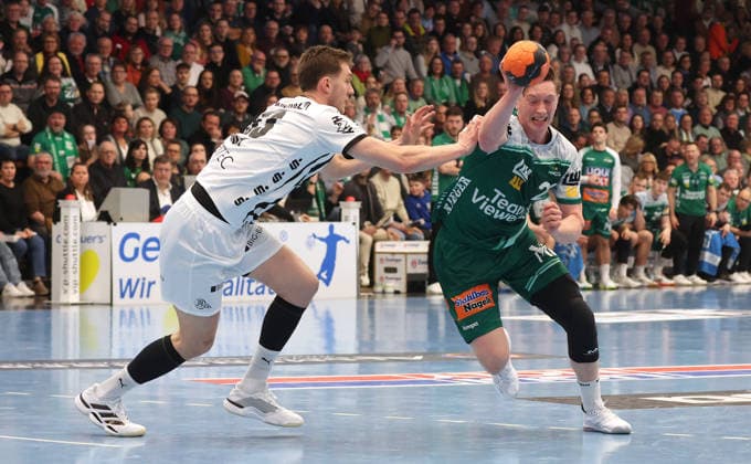 21 02 2026, Germany, Göppingen, Handball DAIKIN HBL, FRISCH AUF Göppingen vs THW Kiel, f l Nikola Bilyk THW , Ole Pregler FAG