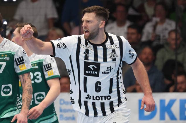 21 02 2026, Germany, Göppingen, Handball DAIKIN HBL, FRISCH AUF Göppingen vs THW Kiel, Harald Reinkind THW cheers, cheers