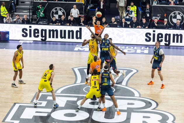 GER, BMW Top Four, Basketball BBL Pokal, semi-final, ALBA Berlin EWE Baskets Oldenburg 21 02 2026, SAP Garden, Munich, GER, BMW Top Four, Basketball BBL Pokal, semi-final, ALBA Berlin EWE Baskets Oldenburg Tipp off, Norris Agbakoko ALBA Berlin 17 , Michale Kyser EWE Baskets Oldenburg 12 Photo Alexander Trienitz Munich SAP Garden Bayern Germany