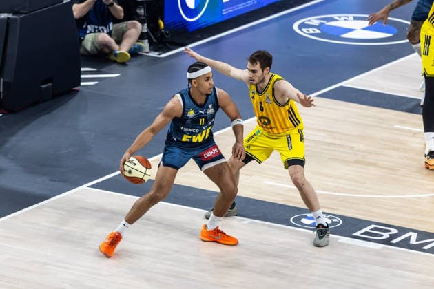 GER, BMW Top Four, Basketball BBL Pokal, semi-final, ALBA Berlin EWE Baskets Oldenburg 21 02 2026, SAP Garden, Munich, GER, BMW Top Four, Basketball BBL Pokal, semi-final, ALBA Berlin EWE Baskets Oldenburg Nicholas Tischler EWE Baskets Oldenburg 11 , Malte Delow ALBA Berlin 6 Photo Alexander Trienitz Munich SAP Garden Bayern Germany