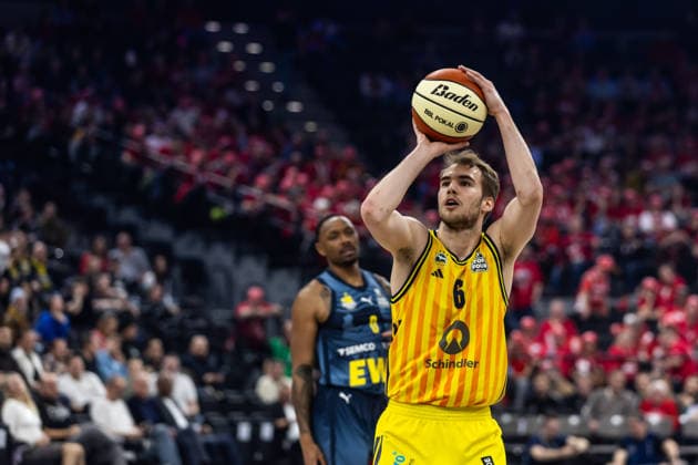GER, BMW Top Four, Basketball BBL Pokal, semi-final, ALBA Berlin EWE Baskets Oldenburg 21 02 2026, SAP Garden, Munich, GER, BMW Top Four, Basketball BBL Pokal, semi-final, ALBA Berlin EWE Baskets Oldenburg Malte Delow ALBA Berlin 6 during a free throw Photo Alexander Trienitz Munich SAP Garden Bayern Germany